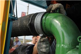 羅德移動(dòng)泵車(chē)室外試機(jī)安裝出水管路 羅德移動(dòng)泵車(chē)室外試機(jī)安裝出水管路