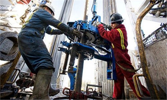 加拿大油田工人作業(yè) 加拿大油田工人作業(yè)