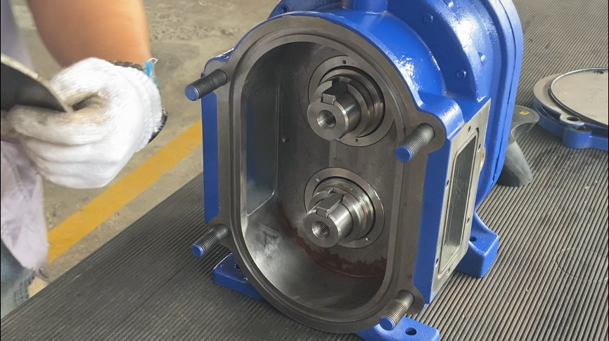 插入轉(zhuǎn)子固定鍵，保持倆鍵垂直向上方便安裝轉(zhuǎn)子