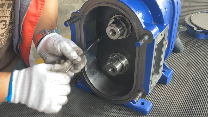 安裝內(nèi)襯板，固定螺絲