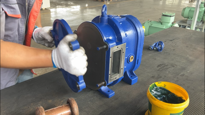 填入密封圈，裝外襯板，泵蓋，對角扭緊快裝螺絲